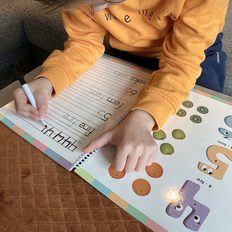 Moro med bokstaver og tall - bokpakke fra sjarmtroll. Lær å skrive på en spennende måte. Lære alfabetet